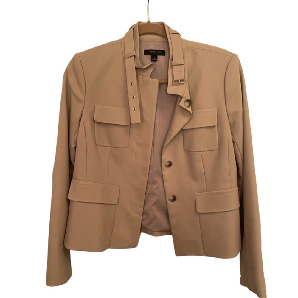 Military-style JACKET to elevate an outfit and it’s got pockets!!